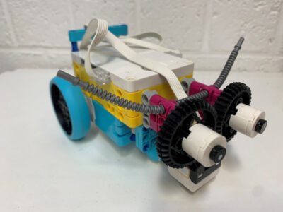 LEGO-Roboter mit Rädern. Buntes Spielzeug für Kinder, Technik-Bausatz.