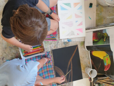 Kinder malen Bilder. Kunstprojekt mit Farben, Stiften und Malerei. Kreative Kinderkunst.