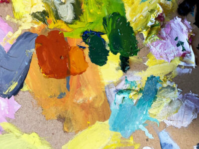 Nahaufnahme einer Farbpalette mit bunten Ölfarben. Kunst und Malerei.