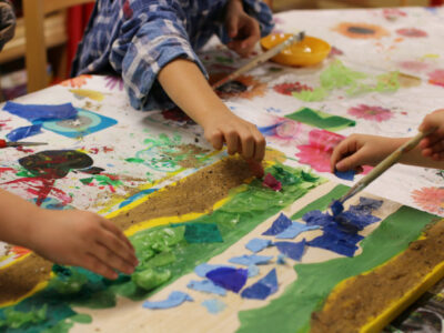 Kinder basteln mit Farbe, Papier und Sand. Kreative Kunstprojekte im Kindergarten.