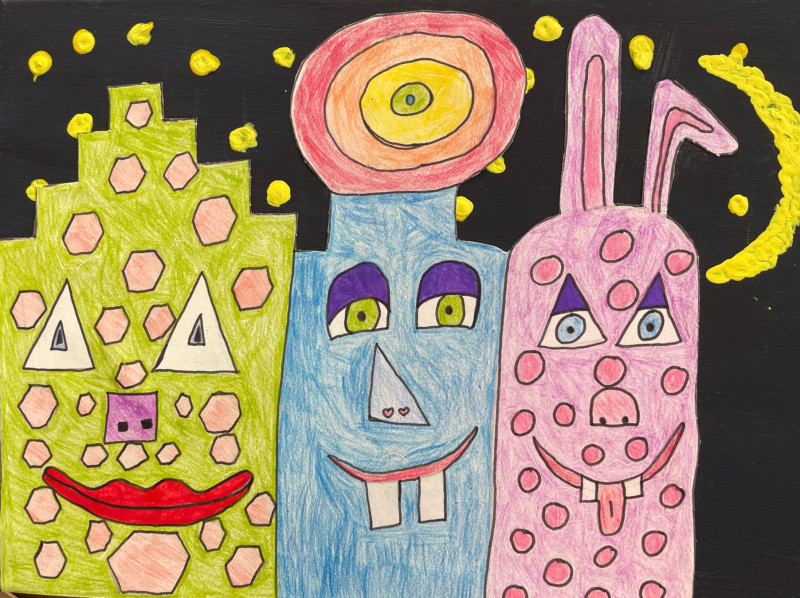 Kinderzeichnung: Fantasiefiguren mit bunten Formen und Mustern vor dunklem Hintergrund, kreative Kunst.