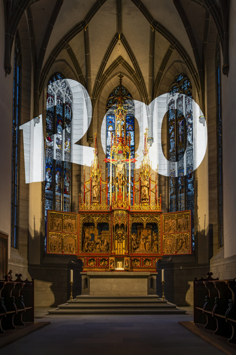 Innenansicht einer Kirche mit einem verzierten Altar und Glasfenstern, spirituelles Gebäude.