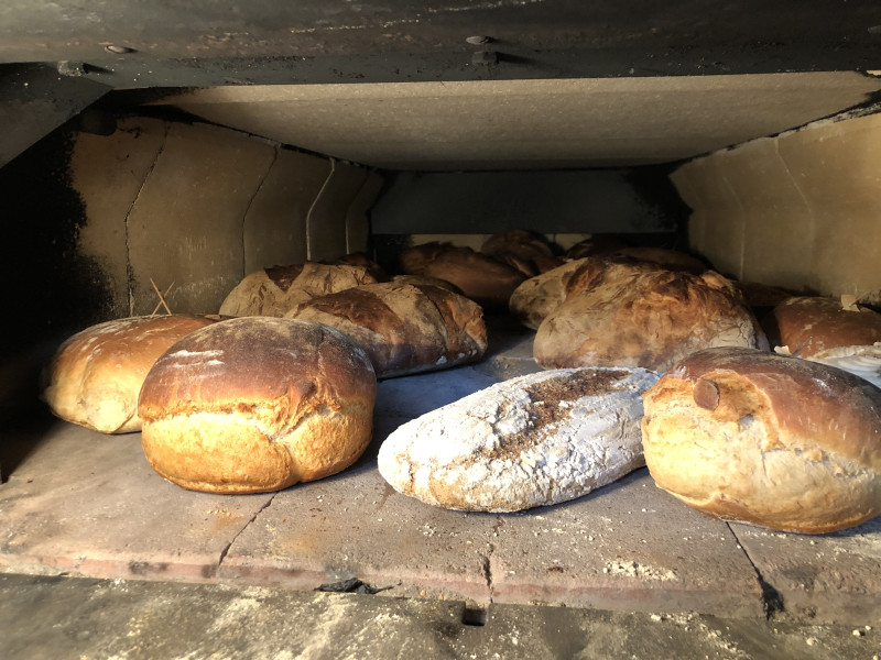Ofenfrisches Brot: Verschiedene Brote im Steinofen gebacken, knusprige Kruste, traditionelle Bäckerei.